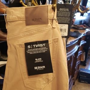 NEW HUDSON stretch twill. Slim. Straight.